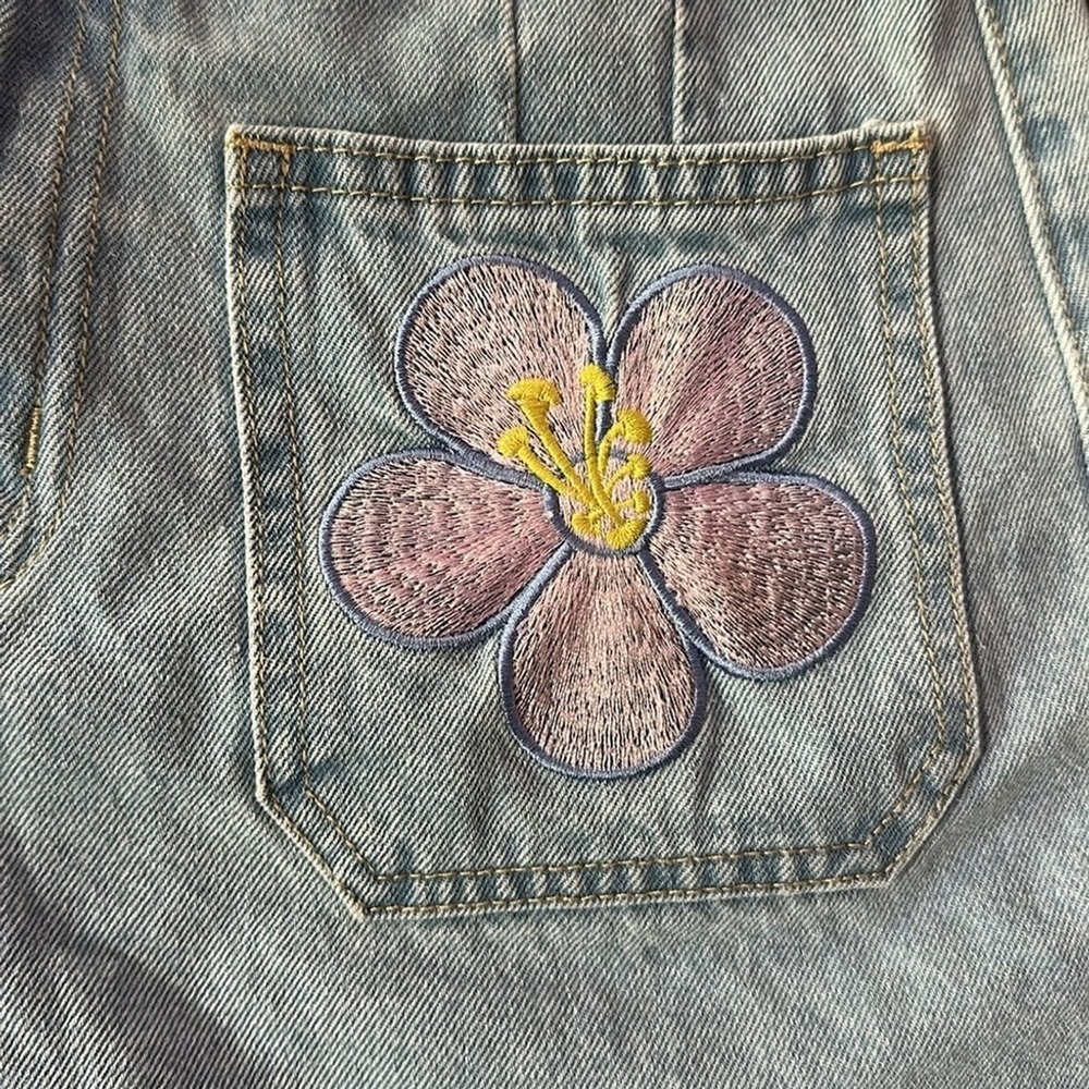 Cider Light Blue Floral Embroidered Jean Shorts size small - Picture 4 of 9